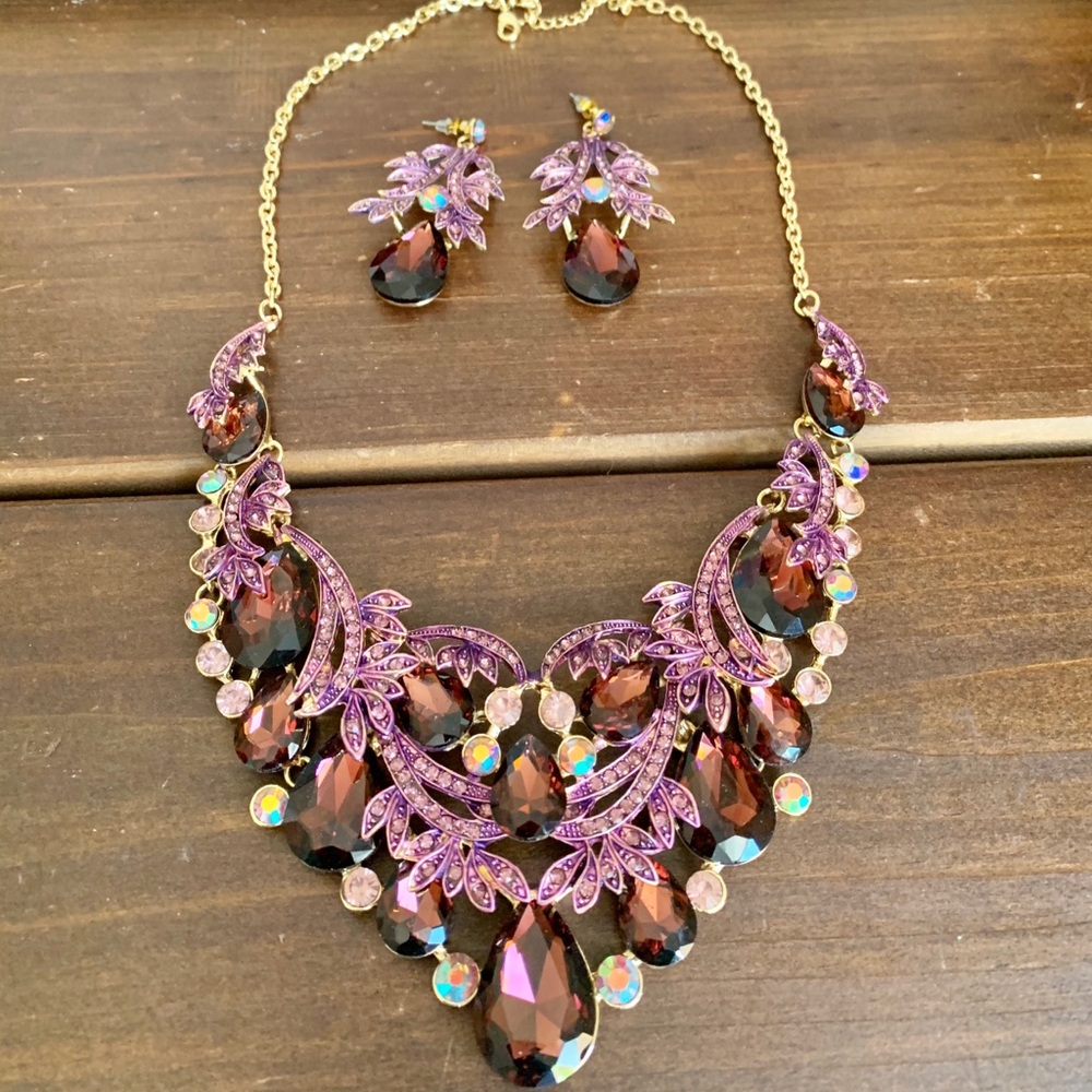 BEAUTIFUL STATEMENT NECKLACE AND MATCHING EARRING SET MAROON BURGUNDY GOLD TONE